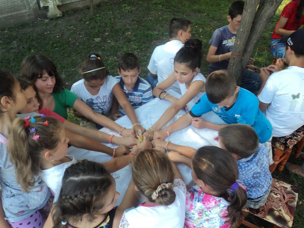 uniţi şi zîmbitori